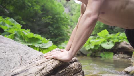 Man-doing-push-ups-in-nature.-Sporty-body.